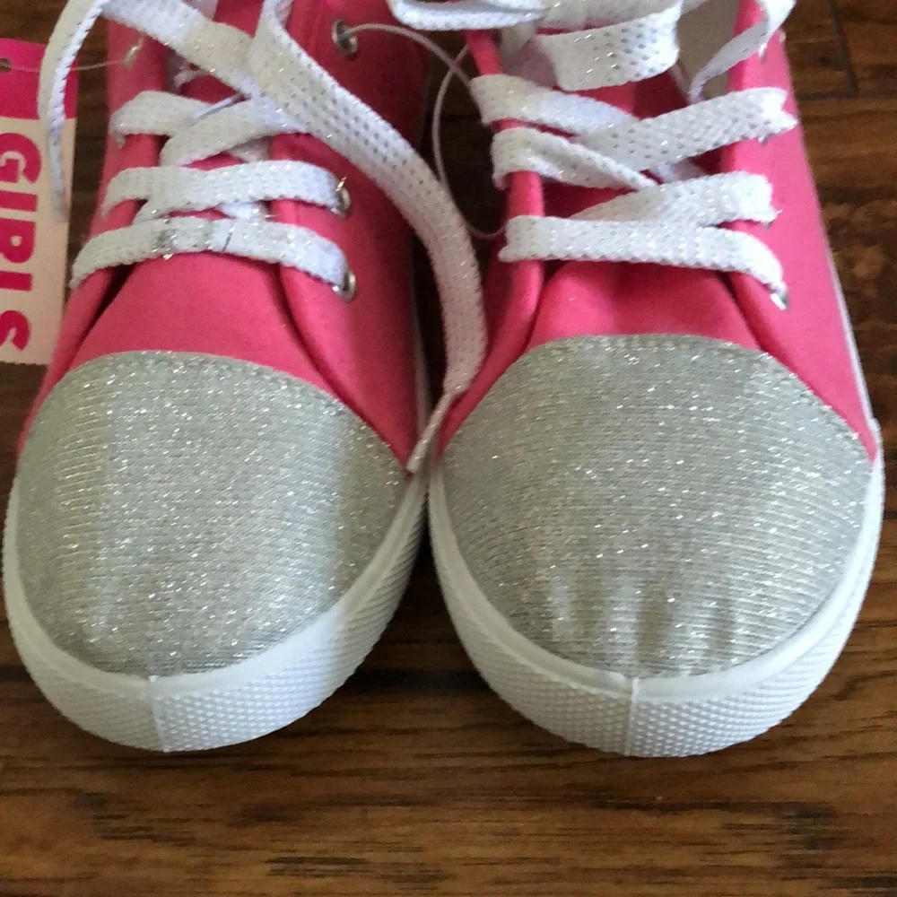 BRAND NEW GIRLS-GYM SHOES SIZE 3! NEW WITH TAGS ON IT. SMOKE FREE HOME! - Picture 4 of 8